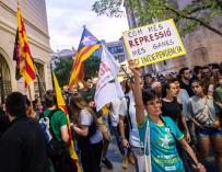 Decenas de personas protestan por la detención de los CDR en Sabadell. / EFE