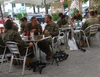 La imagen de los militares en una terraza de Cataluña