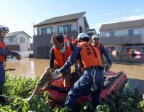 Trabajos de rescate en áreas inundadas en Kawagoe, prefectura de Saitama, Japón, el 13 de octubre de 2019. /EFE/EPA/JIJI PRESS