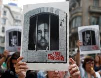 Centenares de personas cortan la céntrica Via Laietana de Barcelona en protesta por la sentencia del procés