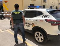 Agente y vehículo de la Guardia Civil en imagen de archivo