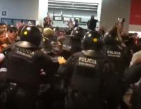 La Policía carga en El Prat