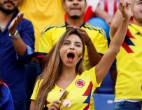 Una aficionada colombiana anima a su selección durante el partido amistoso de los combinados nacionales de Chile y Colombia en el estadio Rico Pérez de Alicante. EFE / Manuel Lorenzo