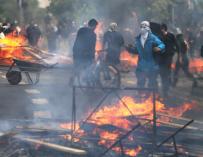 Manifestantes queman objetos durante una protesta contra el incremento del precio en los billetes del metro. /EFE