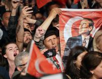 Manifestantes a favor del alcalde de Estambul, Ekrem Imamoglu