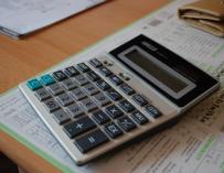 Fotografía de una calculadora con dinero.
