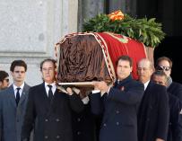 Los familiares de Franco sacan el ataúd de la Basílica
