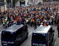 Agentes de la Policía Nacional impiden el acceso a la Via Laietana de Barcelona. /EFE