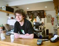 Un joven empleado en una cafetería