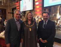 Michael Golden de NYT y la alcaldesa de Glasgow, Eva Bolander, junto a Fernando de Yarza López-Madrazo / HA