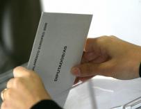 La Junta Electoral rechaza dejar votar en urna a quienes no han recibido la documentación para hacerlo por correo