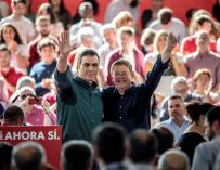 El secretario general del PSOE y presidente del Gobierno en funciones, Pedro Sánchez (i), junto al secretario general del PSPV y president de la Generalitat, Ximo Puig (d), durante el mitin de campaña.