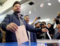 El candidato de ERC a la Presidencia del Gobierno, Gabriel Rufián, vota en un colegio de Sabadell (Barcelona). / EFE