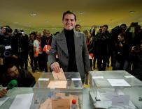 Albert Rivera vota. / EFE