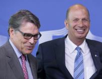 El secretario de Energía de EEUU, Rick Perry, a la izquierda y el nuevo embajador de EEUU para la UE, Gordon Sondland, a la derecha