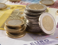 Fotografía de monedas y billetes de euro.