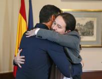 El abrazo entre Pedro Sánchez y Pablo Iglesias. / EFE