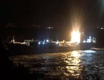 Imagen del barco quimiquero "Blue Star" que encalló en la noche de este viernes en el litoral del municipio de Ares, A Coruña.