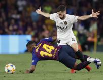 El jugador brasileño del FC Barcelona Malcom cae ante la presión de Jose Gayá, del Valencia CF, durante la final de la Copa del Rey. /EFE