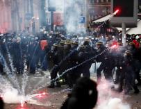 La policía antidisturbios choca con los manifestantes durante una manifestación contra las reformas de pensiones en París. /EFE