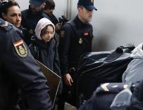 Greta Thunberg custodiada por policías en la estación de Chamartín