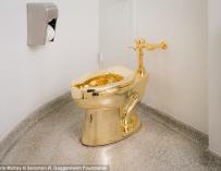 Exponen un inodoro de oro en el Guggenheim de NY... ¡y permiten usarlo!