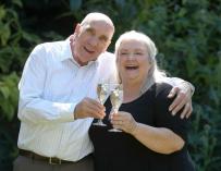 Fotografía de Fred y Lesley Higgins, ganadores del Euromillones.