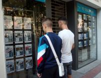 Dos jóvenes buscan piso para alquilar en Madrid.