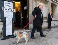 Boris Johnson, con su perro en un colegio electoral