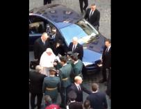 Vídeo: el Papa se pone el tricornio de la Guardia Civil en Plaza de España (Roma)