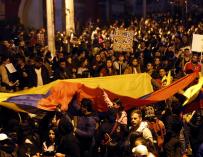 Manifestantes gritan consignas este sábado contra el Gobierno frente a la residencia privada del presidente colombiano, Iván Duque