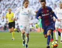 Luka Modric y Leo Messi disputan un balón en el clásico