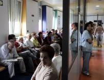 Foto de archivo de una sala de espera en un hospital. EFE/José Simal