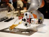 Un robot Kuka sirviendo una cerveza