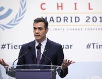 El presidente del Gobierno en funciones, Pedro Sánchez ofrece una rueda de prensa durante la primera jornada de la Conferencia de Naciones Unidas sobre el Cambio Climático (COP25), en Madrid (España), a 2 de diciembre de 2019.
