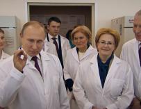 Vladimir Putin, en una visita a un laboratorio
