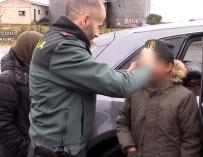 La Guardia Civil rescata a un menor que caminaba perdido por la carretera