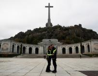 Rubén y Cristina, los primeros visitantes de El Valle tras la exhumación de Franco