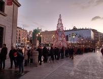 Gente haciendo cola en el Sorteo de Lotería de 2019 el 22 de diciembre en el Teatro Real de Madrid