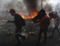 Manifestantes provocan incendios durante el décimo día de protestas contra el Gobierno este sábado, en Quito (Ecuador). /EFE