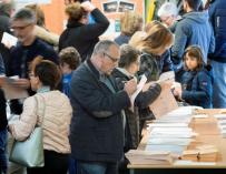 Ciudadanos votando. / EFE