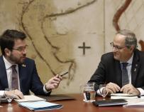 El presidente de la Generaliat, Quim Torra (d) habla con el vicepresidente del Govern y Conseller de Economía, Pere Aragonès (i) , durante la reunión semanal del ejecutivo catalán. /EFE