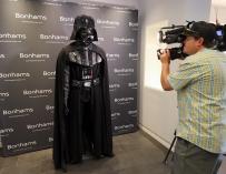 La prensa pudo observar el traje de Darth Vader que se venderá en Bonhams. /EFE/EPA/EUGENE GARCIA