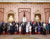 Los Reyes, la Princesa de Asturias y la Infanta Sofía con las 41 personas a las que se impusieron condecoraciones de la Orden al Mérito Civil. /Casa de S.M. el Rey