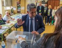 Miguel Ángel Revilla, votando este 26 de mayo