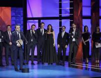 El equipo de "La trinchera infinita" recibe el galardón a la Mejor Película, durante la gala de los Premios Forqué