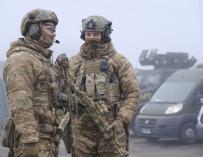 Militares ucranianos vigilan antes del intercambio de prisioneros no lejos del puesto de control de Maiorske. /EFE/EPA/YEVGEN HONCHARENKO