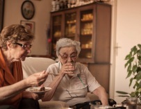 Fotografía de dos mujeres pensionistas.