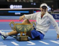 Caroline Wozniacki posa con su trofeo después de ganar la final contra Anastasija Sevastova en Beijing, China, el 7 de octubre de 2018. ( EFE / EPA / WU HONG)