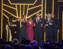 Los miembros de la película Campeones, con el premio en el apartado de mejor película de comedia, en la gala de los Premios Feroz 2019 (EFE/Javier Zorrilla)